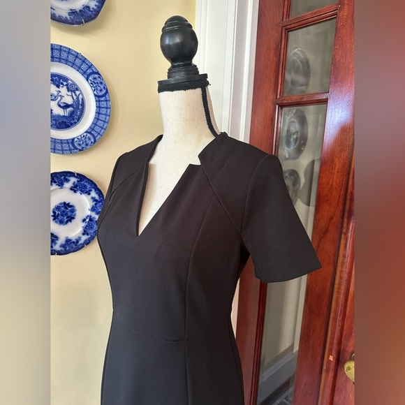 TAHARI | Black Knee-Length Dress with Notched V-Neck, Size 4 - Picture 4 of 10